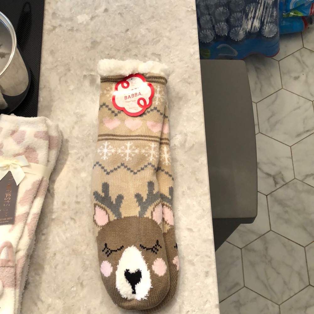 NWOT- fuzzy babba slipper socks
